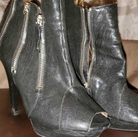 Pep Toe black leather Pumps w/zipper - Picture 2 of 3
